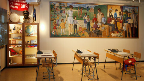 Ein nachgebildetes Klassenzimmer